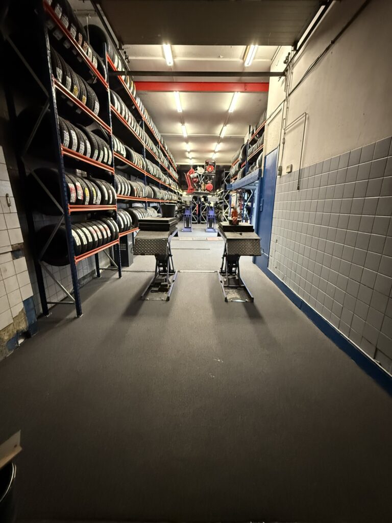 Complete PMMA vloer make-over Bandwereld & Carwash Rotterdam