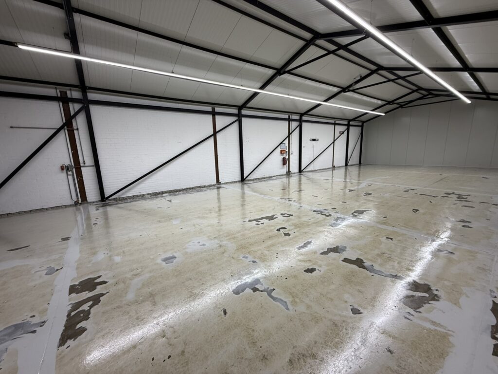 Midden in het proces van een nieuwe PMMA vloer voor de printruimte