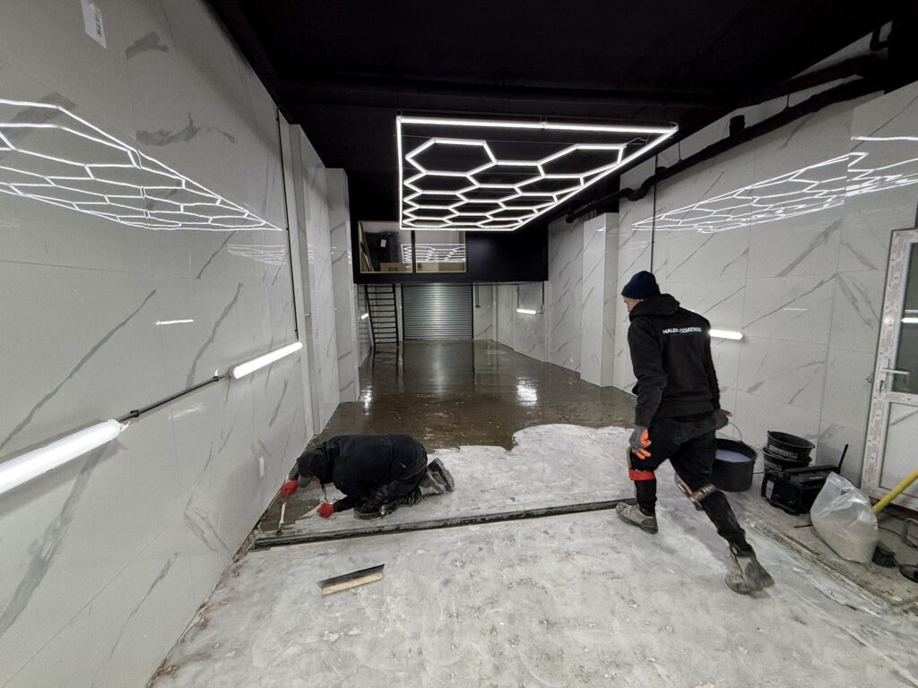 Het leggen van een PMMA vloer autobedrijf Rotterdam