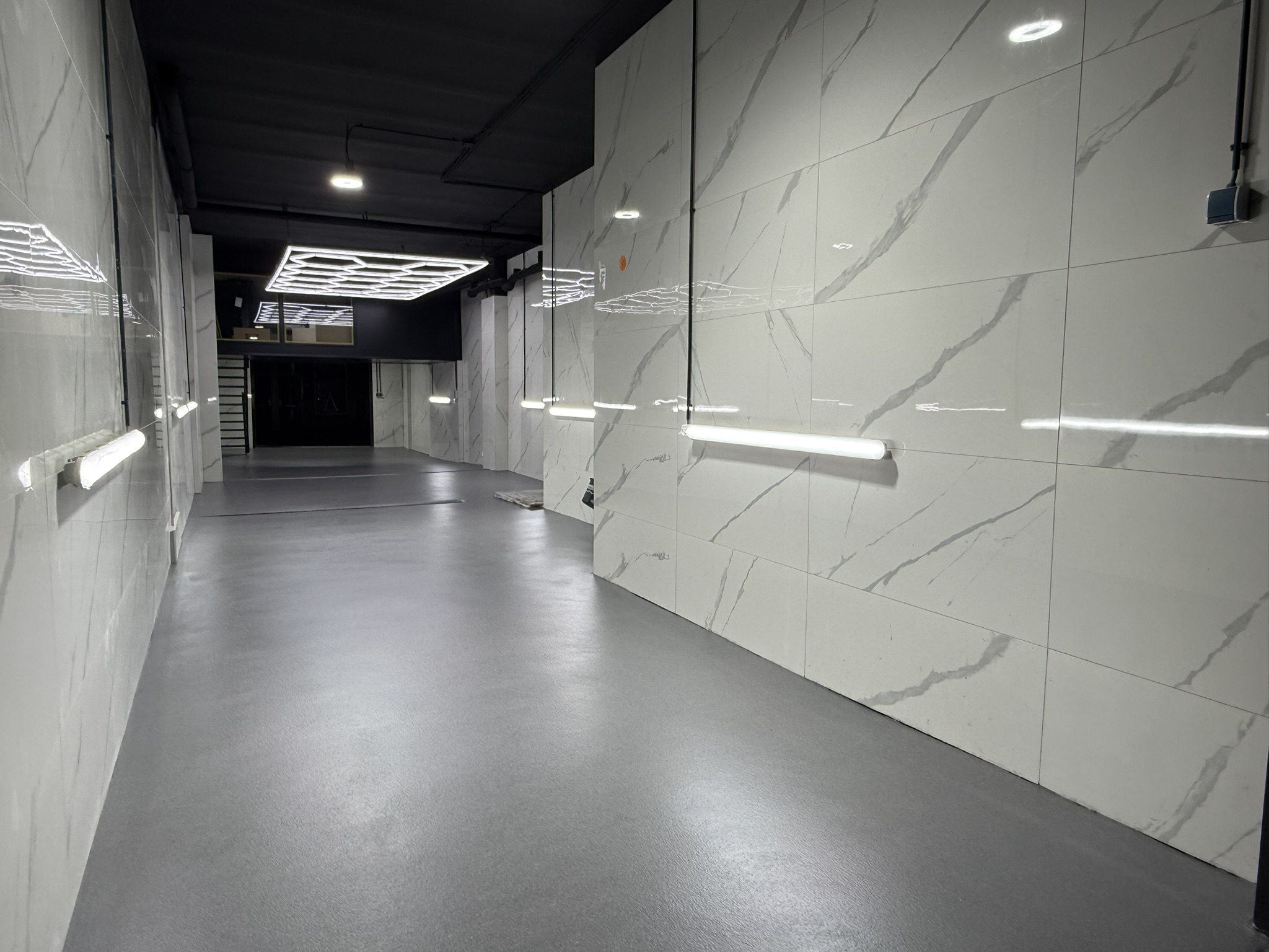 Sterke en vloeistofdichte PMMA vloer voor cardetailing bedrijf